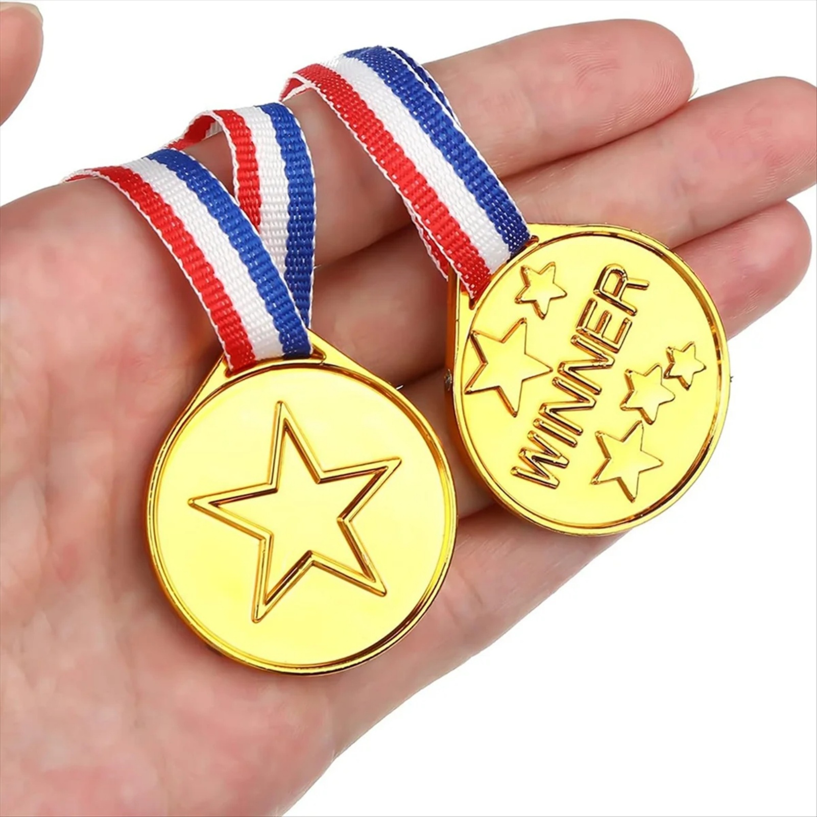 30 個のプラスチックゴールド勝者メダルトロフィー子供ゲーム - Sports Equipment For Kindergarten のレビューと価格
